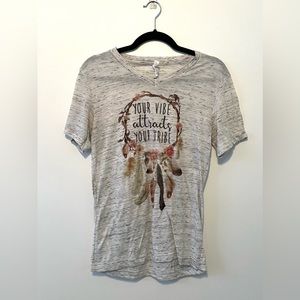 V-Neck graphic Tee - Small - dreamcatcher - feathers